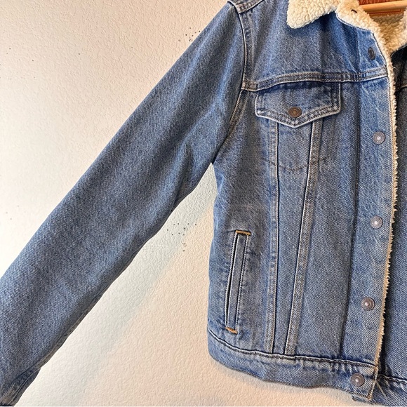 Levi's Light Blue Jean Jacket with Cream Collar - Picture 3 of 7